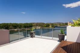 דק במרפסת מייצר אווירה חמימה ונעימה, הוא מחוספס, מונע החלקה, קל לנקות אותו והוא קל לתחזוקה